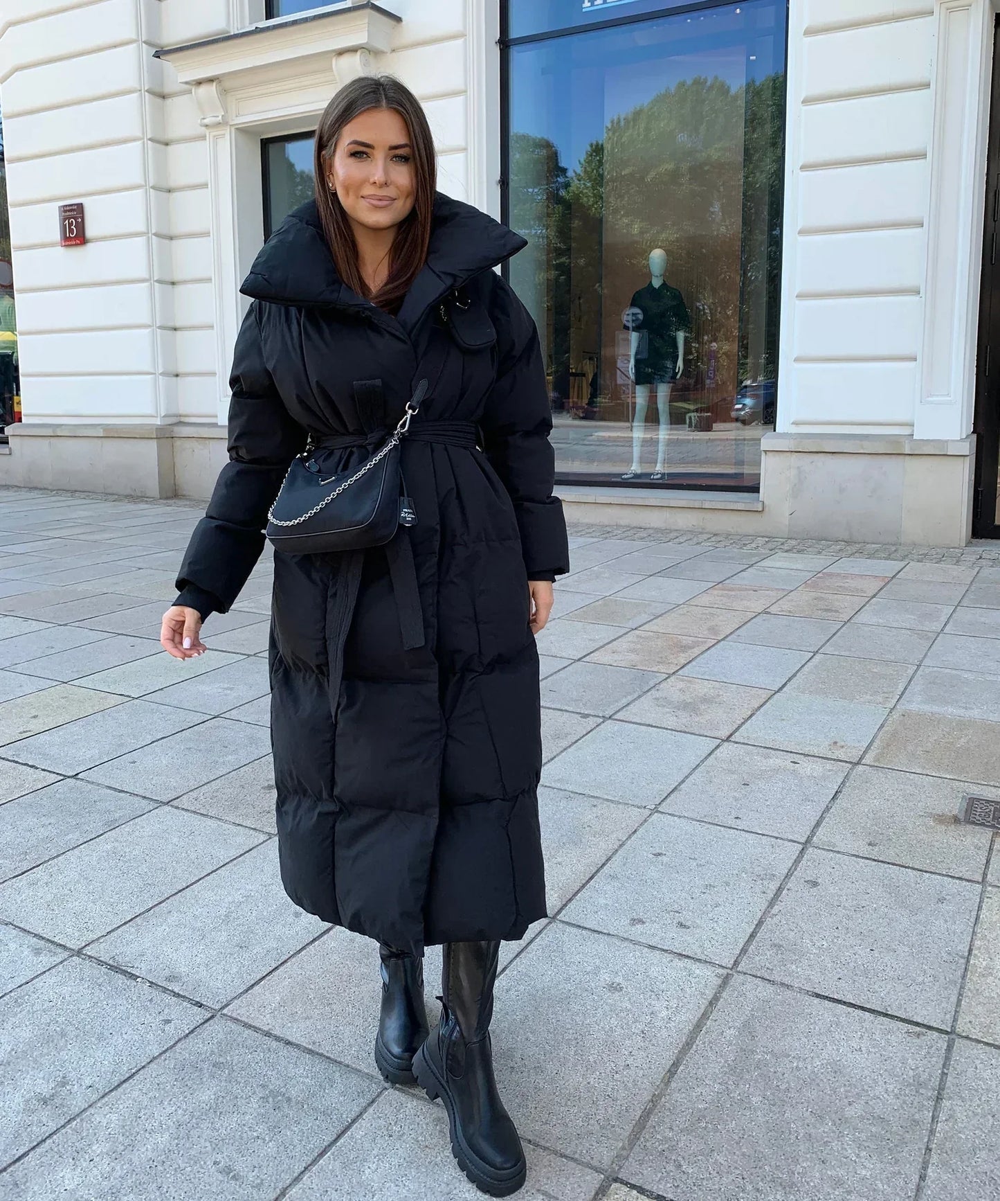 Vrouwen Chic Lange Puffer Winterjas met Tailleriem en Hoge Kraag