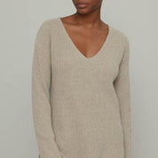 Oversize'owy sweter damski z głębokim dekoltem w serek