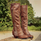 Bottes en cuir marron pour femme, à la coupe haute avec fermeture éclair sur le côté et détail en dentelle. Elles sont dotées d'un petit talon, idéales pour ajouter une touche élégante et moderne à vos tenues, tout en offrant confort et style.