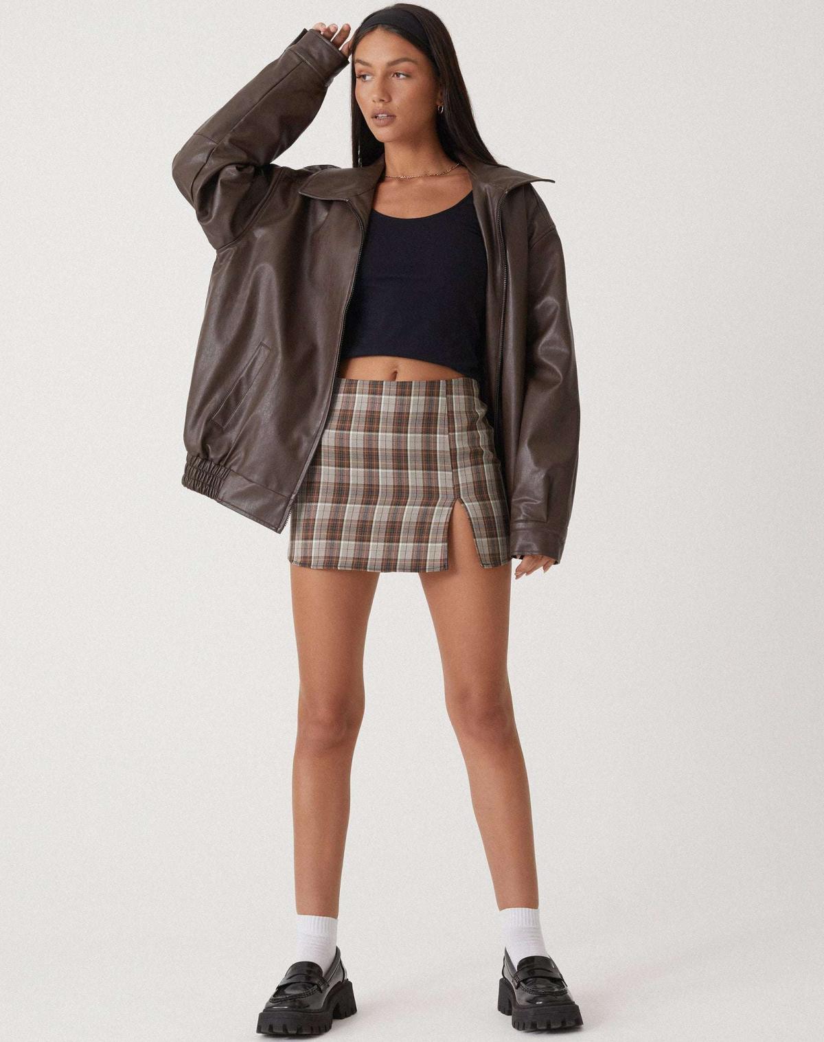 voorkant van bruine oversized leren jas met zakken en grote kraag