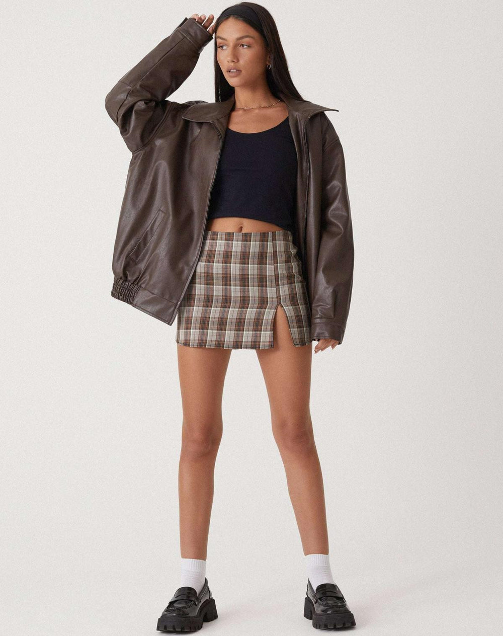 voorkant van bruine oversized leren jas met zakken en grote kraag