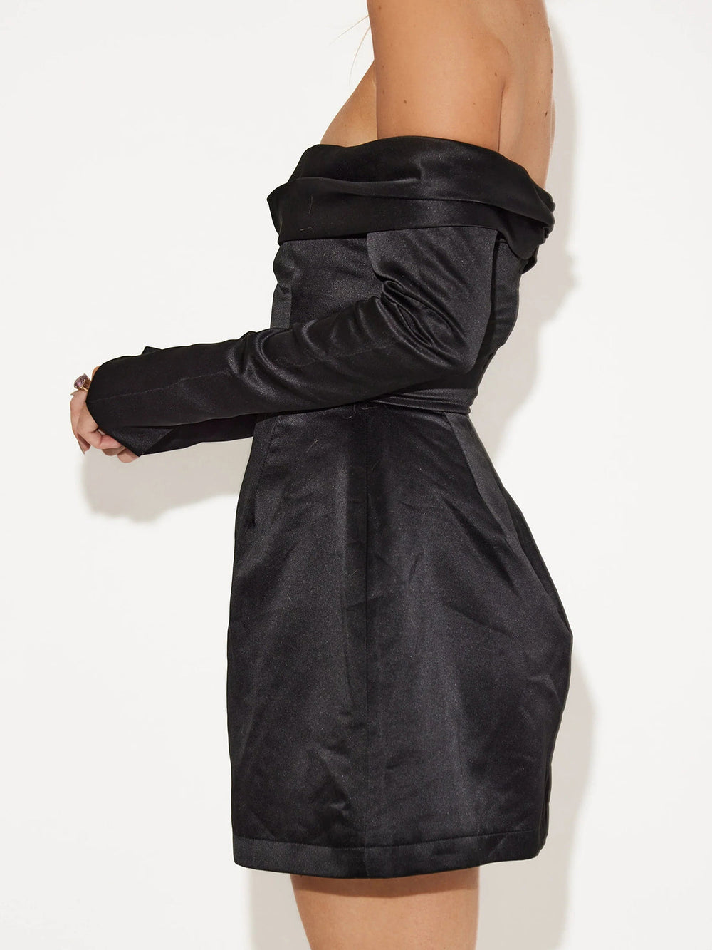 Robe cocktail mini noire épaules dénudées avec manches longues pour femmes