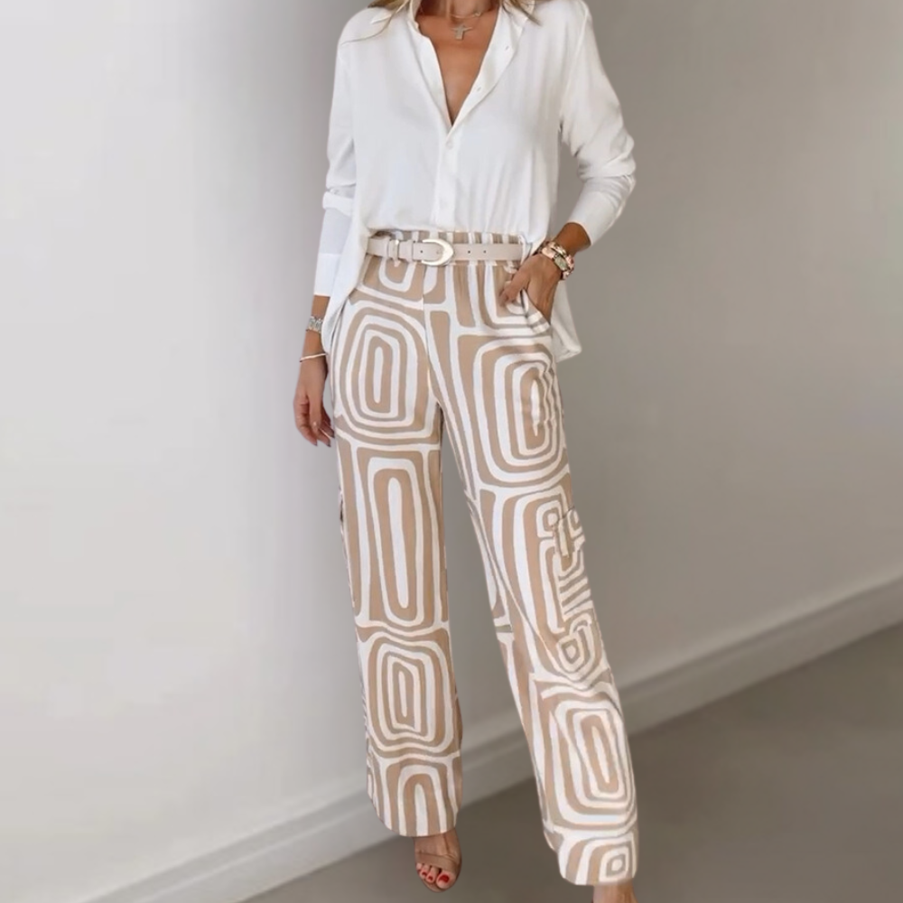 Lou - Tweedelige set met witte blouse en geometrische printbroek