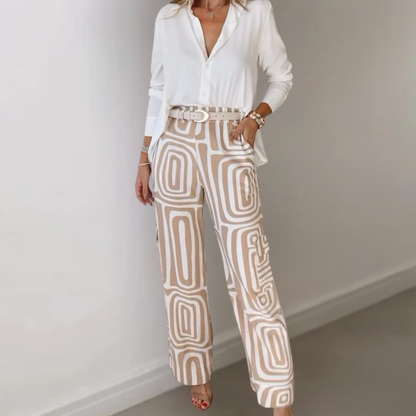 Lou - Tweedelige set met witte blouse en geometrische printbroek