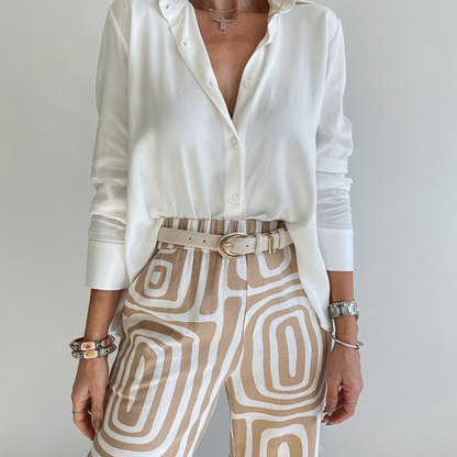 Lou - Tweedelige set met witte blouse en geometrische printbroek
