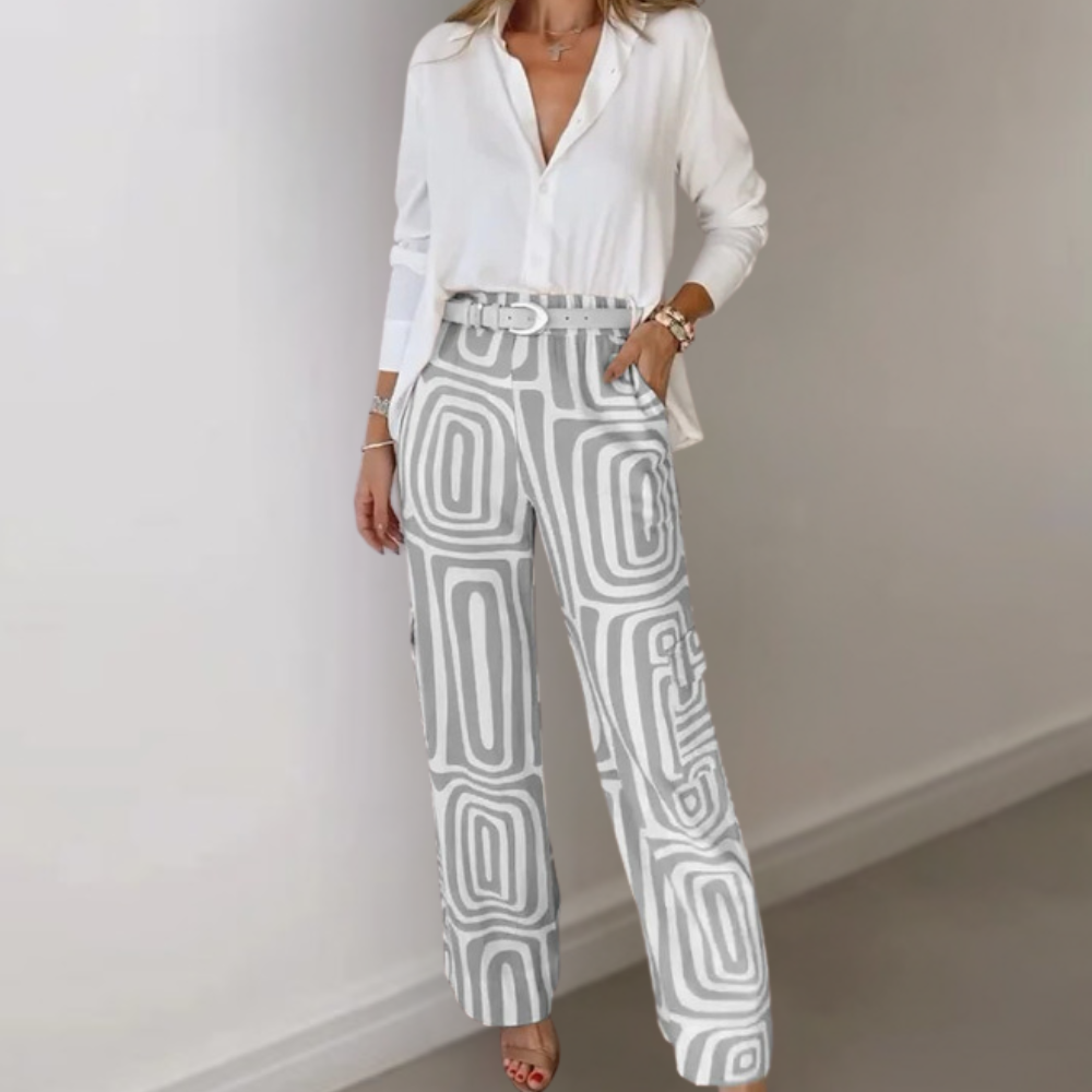 Lou - Tweedelige set met witte blouse en geometrische printbroek