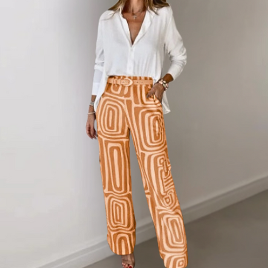 Lou - Tweedelige set met witte blouse en geometrische printbroek