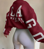 donkerrode oversized sweatshirt met witte CHICAGO NEW YORK opdruk op mouwen