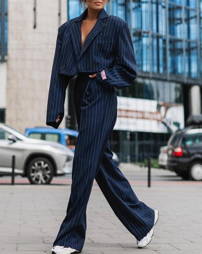 Ensemble coordonné rayé pour femmes avec blazer court et pantalon large