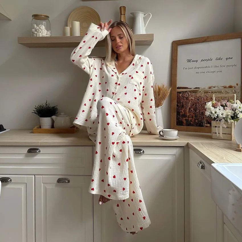 Zachte Pyjama Set Dames Tweedelig Met Hartjesprint En Knoopsluiting