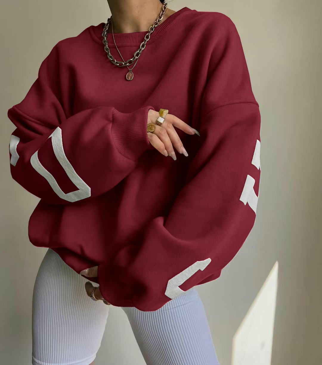 donkerrode oversized sweatshirt met witte CHICAGO NEW YORK opdruk op mouwen