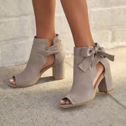 Botki peep toe z kokardą i słupkiem