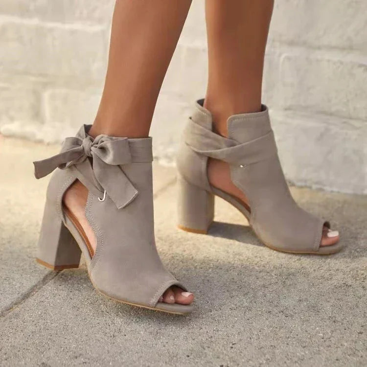 Botki peep toe z kokardą i słupkiem