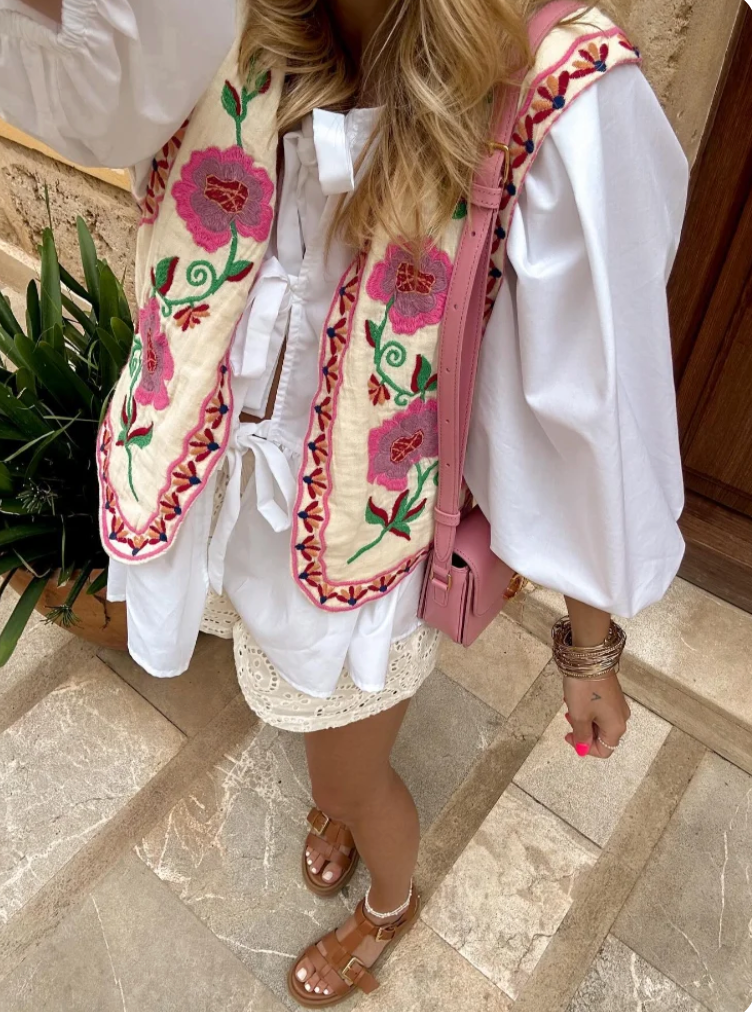 Mirthe- Wildflower Gilet met geborduurde bloemen
