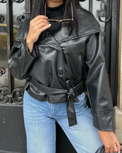 Krótka damska skórzana kurtka z szerokim kołnierzem z klapami i paskiem w talii