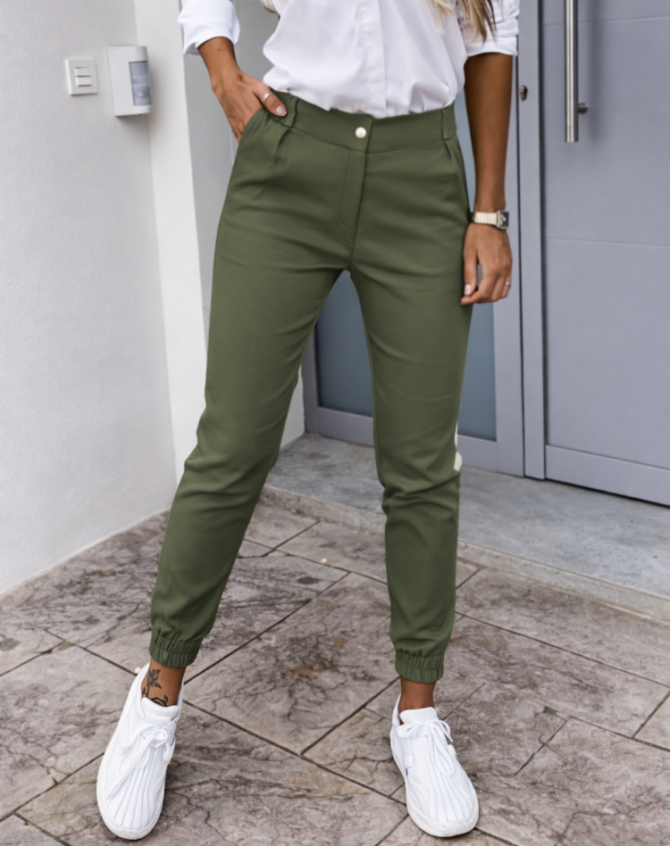 Stylowe spodnie chino z wysokim stanem i zwężanymi nogawkami