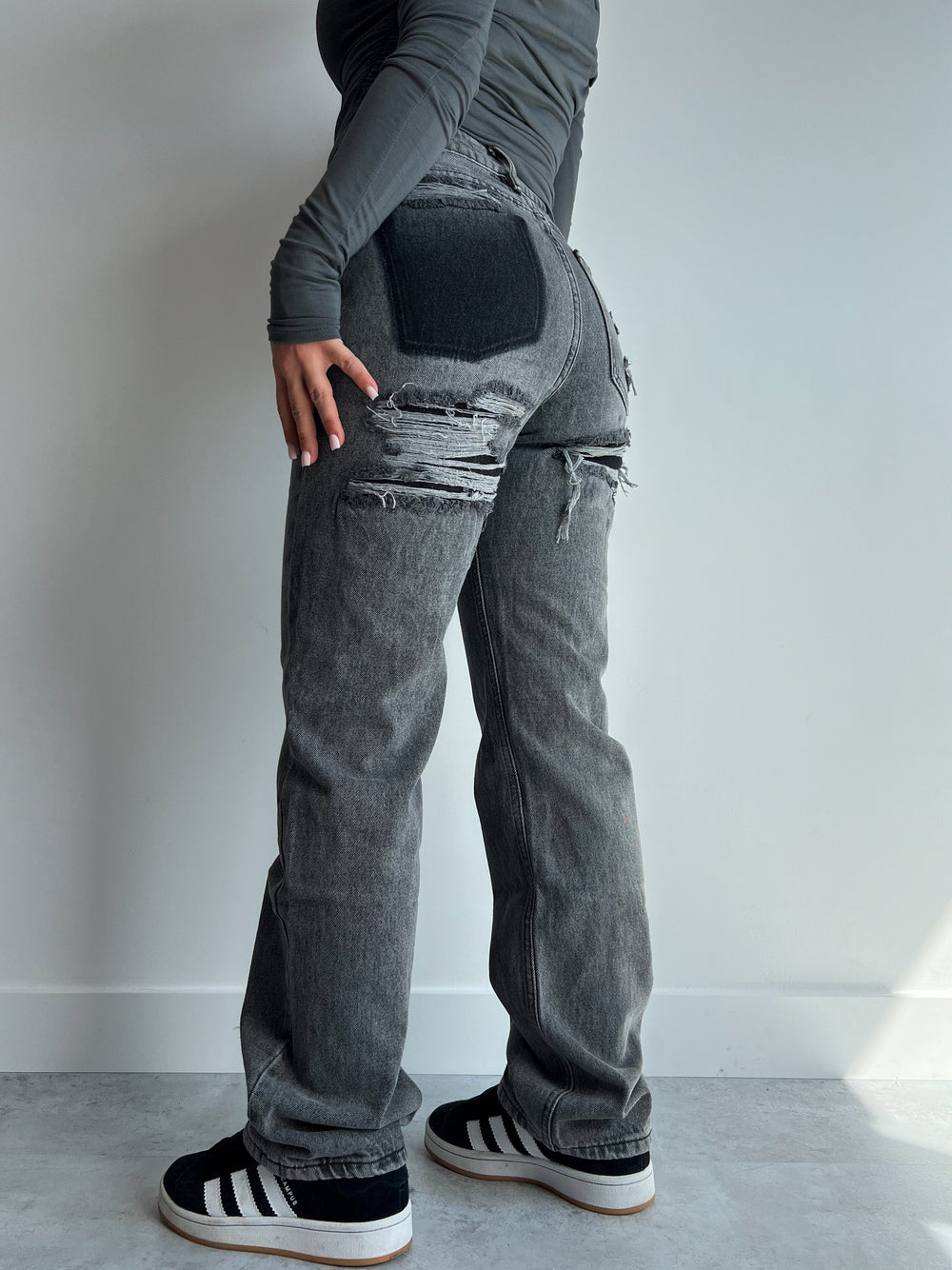Trendy High-Waisted Jeans for Women with Straight Legs and Ripped Details