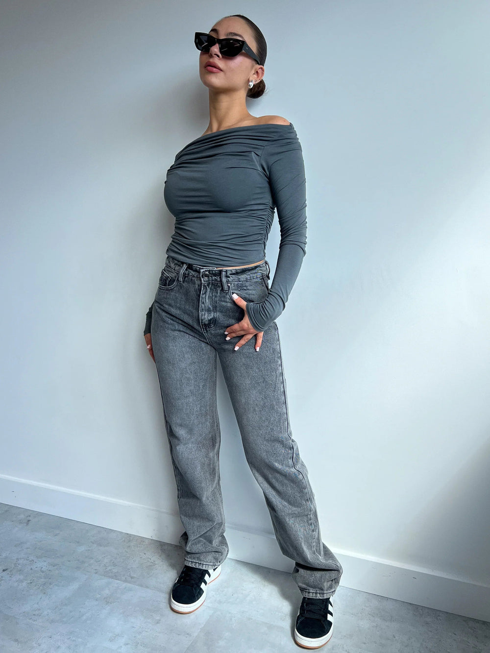 Trendy High-Waisted Jeans for Women with Straight Legs and Ripped Details