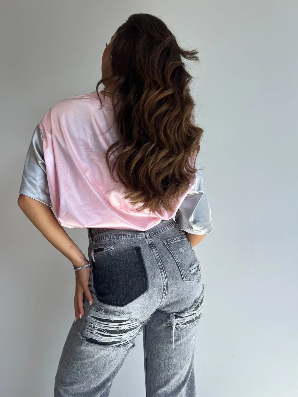 Trendy High-Waisted Jeans for Women with Straight Legs and Ripped Details