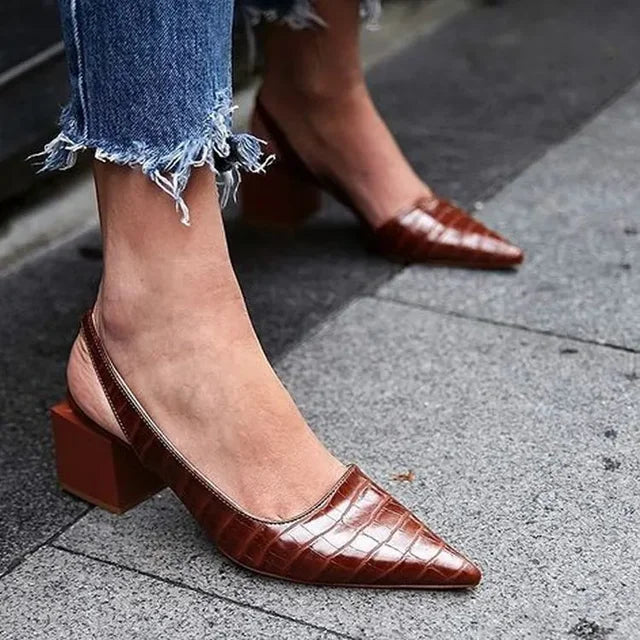 Amberly - Vintage Puntige Slingback Pumps met Blokhak