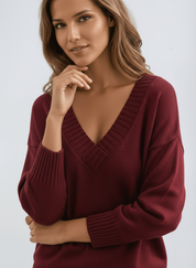 Miękki, oversize sweter damski z dekoltem w serek, dzianinowy, o wygodnym kroju
