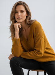 Miękki, oversize sweter damski z dekoltem w serek, dzianinowy, o wygodnym kroju