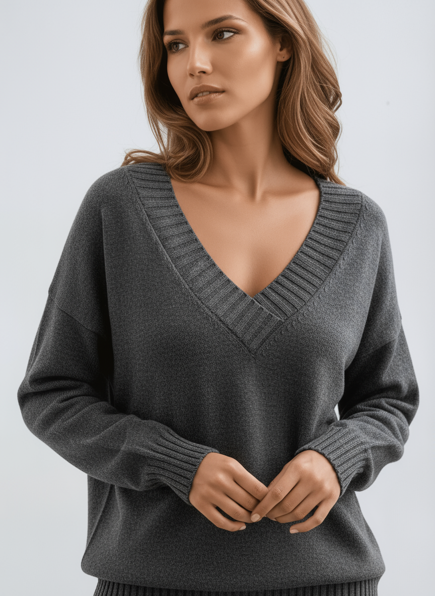 Miękki, oversize sweter damski z dekoltem w serek, dzianinowy, o wygodnym kroju
