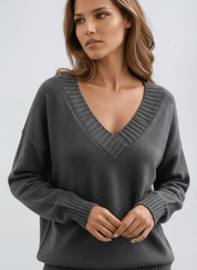 Miękki, oversize sweter damski z dekoltem w serek, dzianinowy, o wygodnym kroju