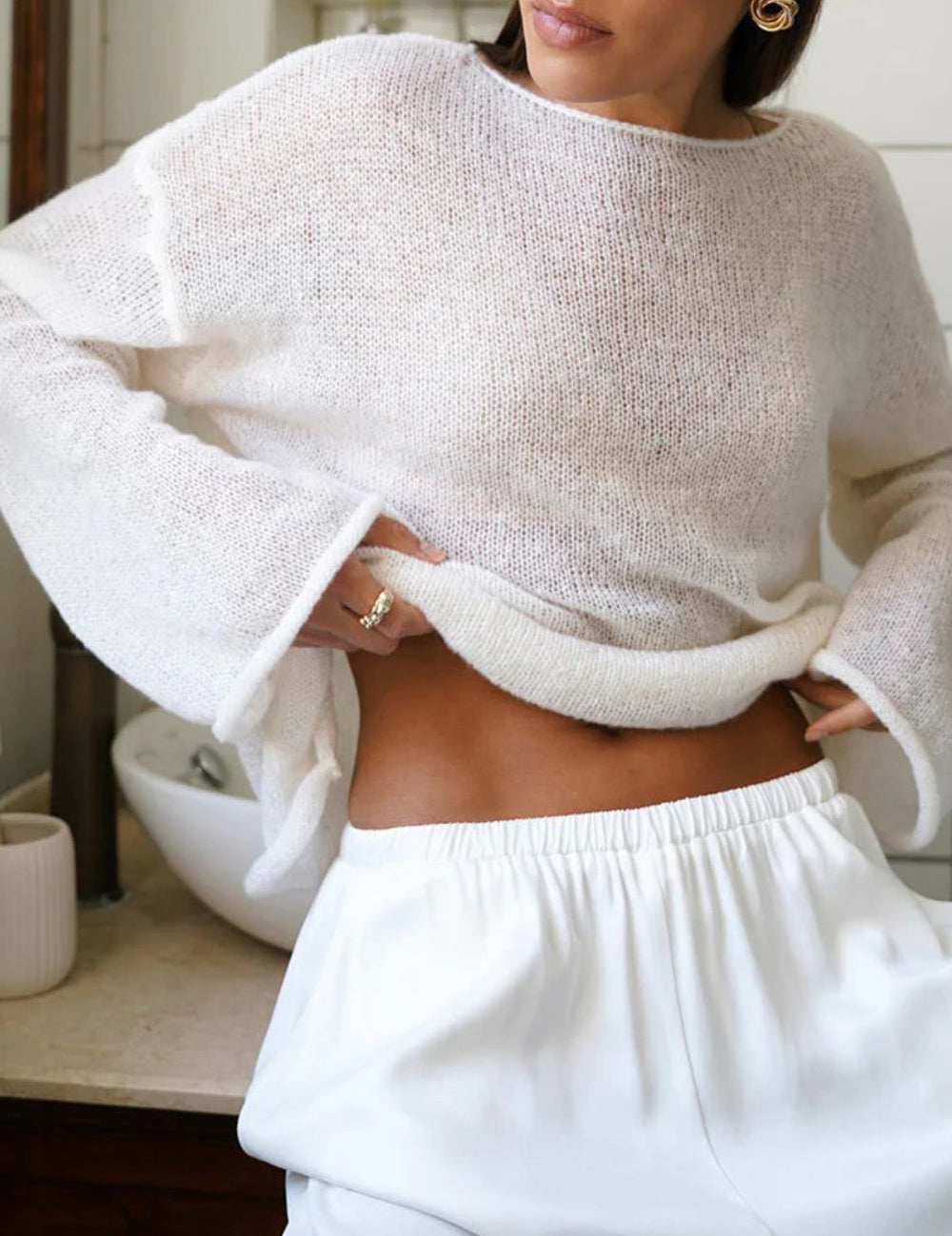 Witte zachte trui met open breisel – minimalistische knit voor dames