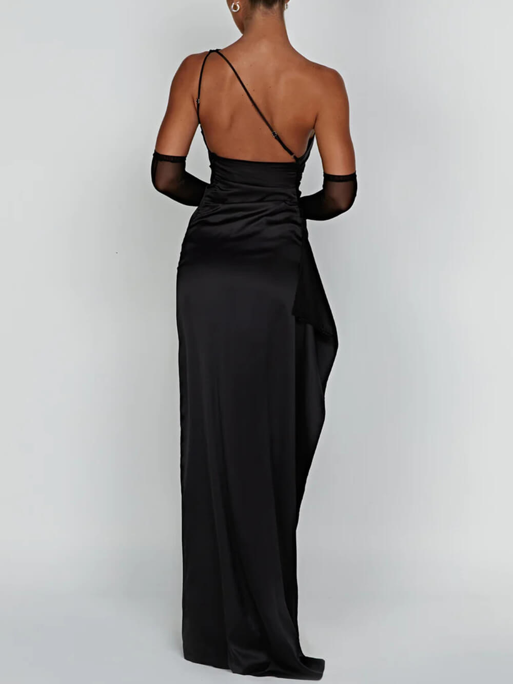 Delilah - Satijnen maxi-jurk met split en one-schouder