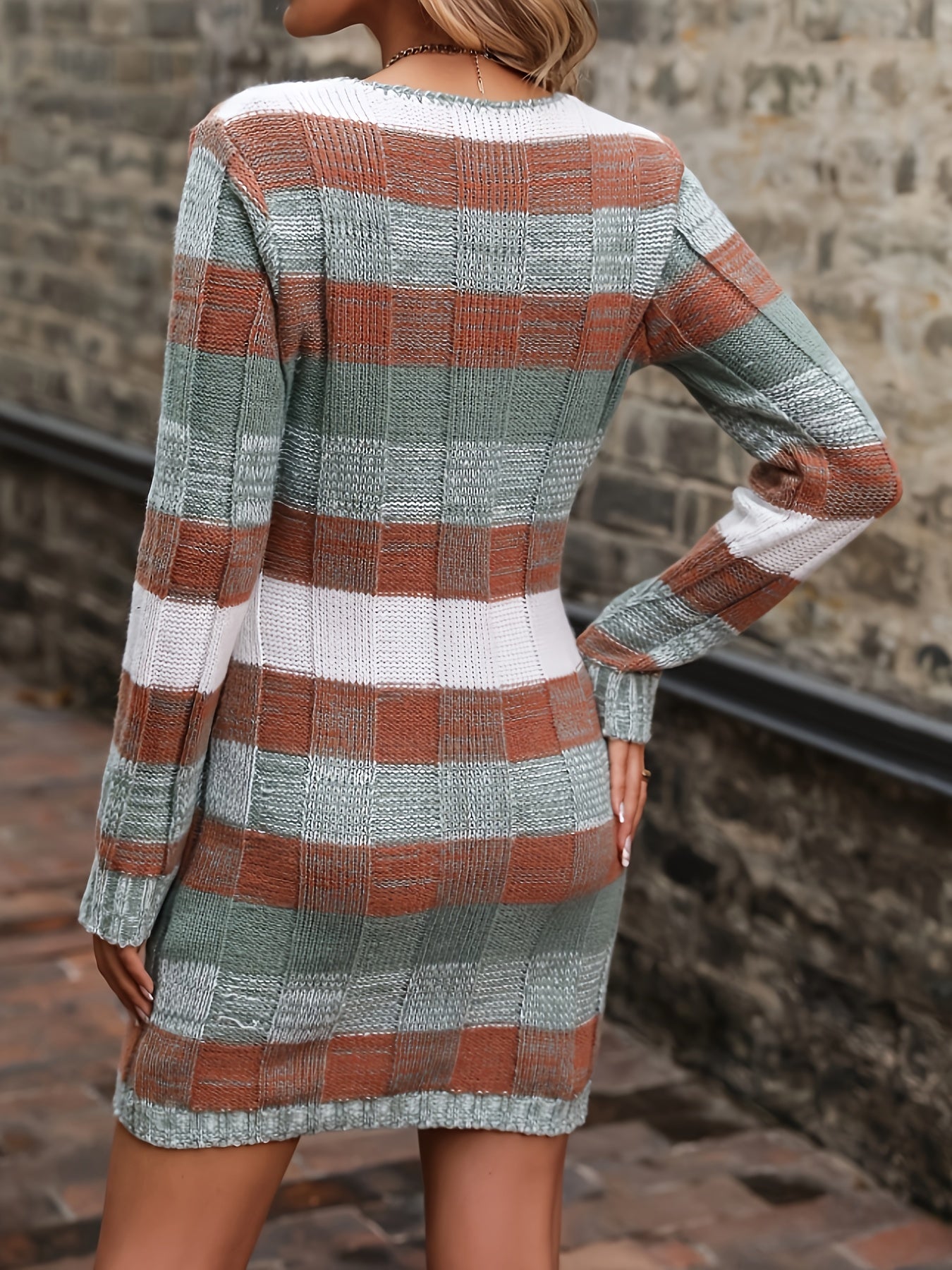 Stijlvolle Geruite Mini Sweaterjurk Met Lange Mouwen En Zakken