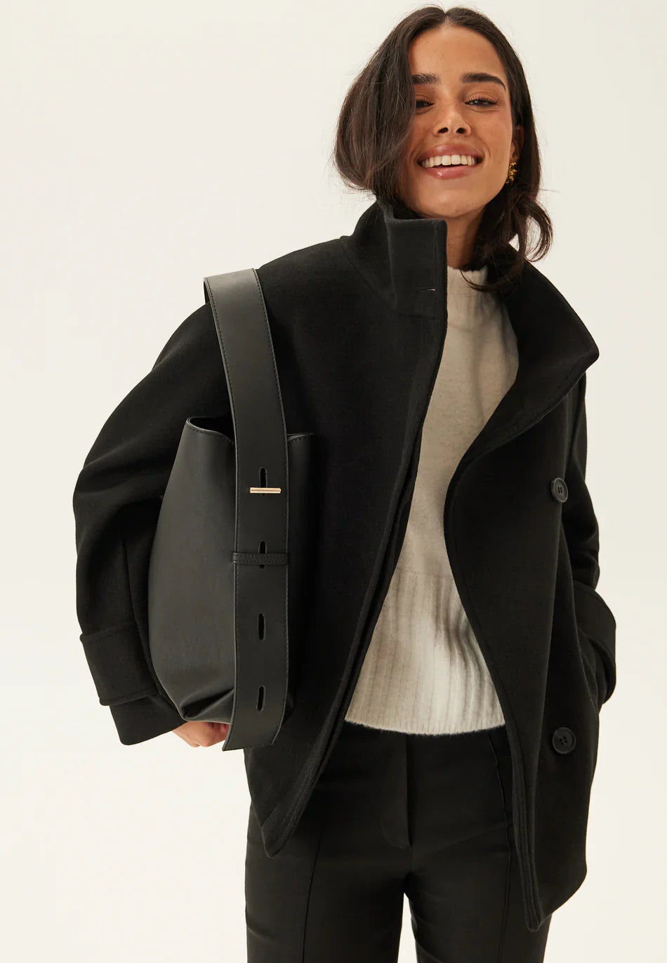 Manteau élégant noir pour femme avec col montant et fermeture à boutons