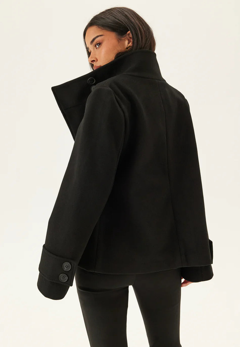 Manteau élégant noir pour femme avec col montant et fermeture à boutons