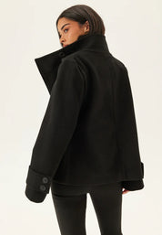 Manteau élégant noir pour femme avec col montant et fermeture à boutons