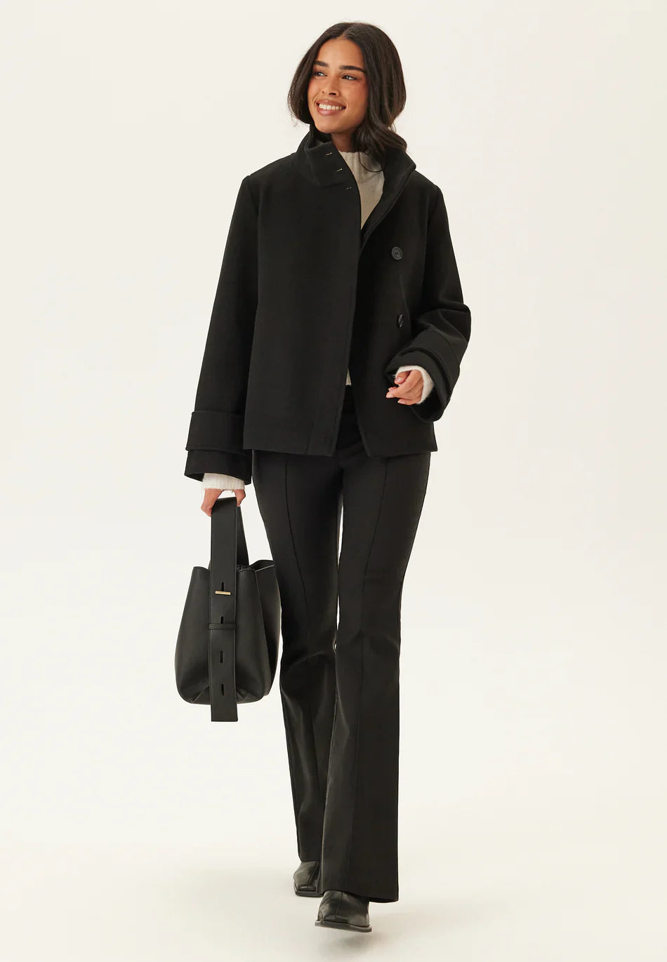 Manteau élégant noir pour femme avec col montant et fermeture à boutons