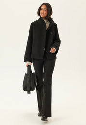Manteau élégant noir pour femme avec col montant et fermeture à boutons