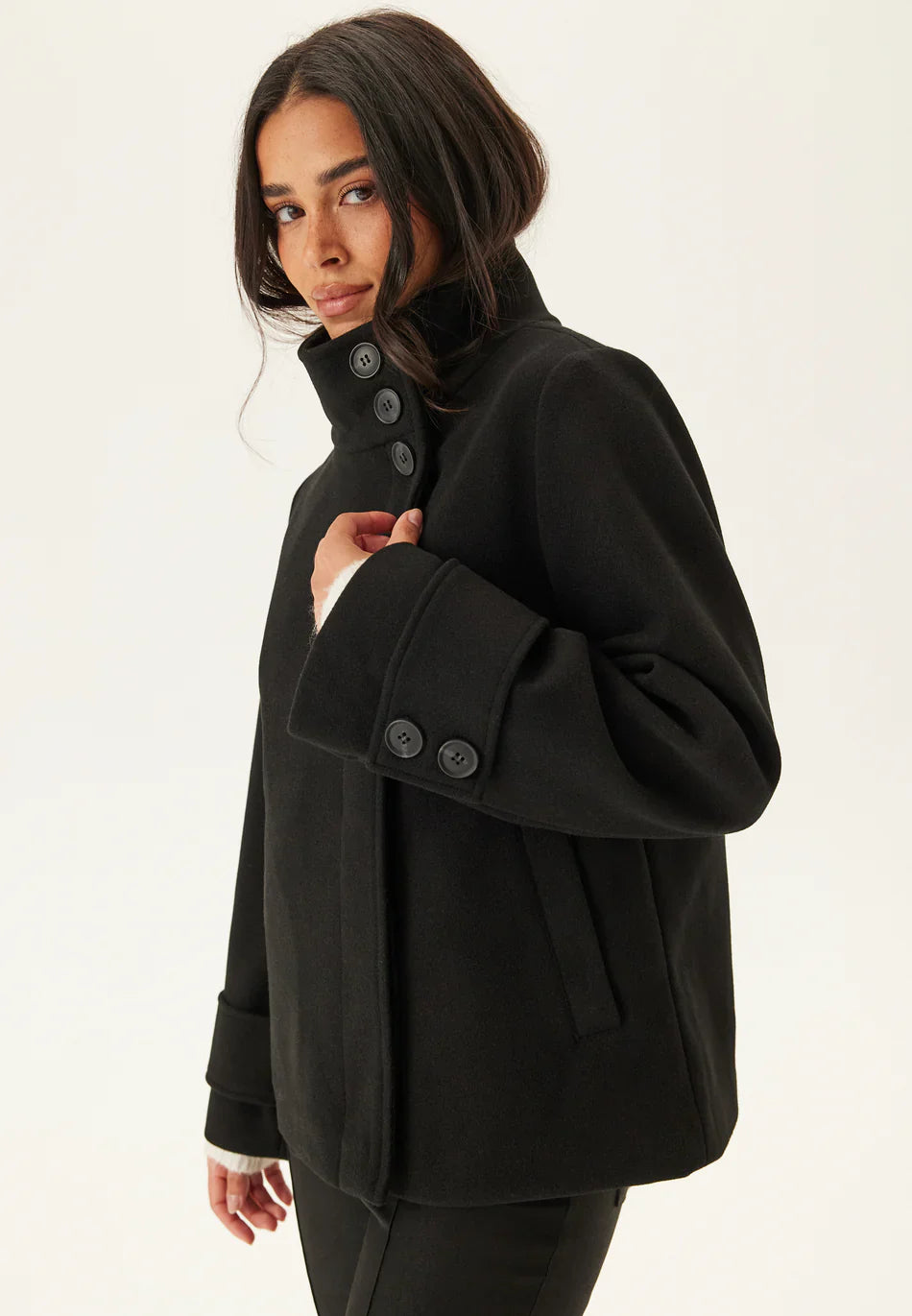 Manteau élégant noir pour femme avec col montant et fermeture à boutons