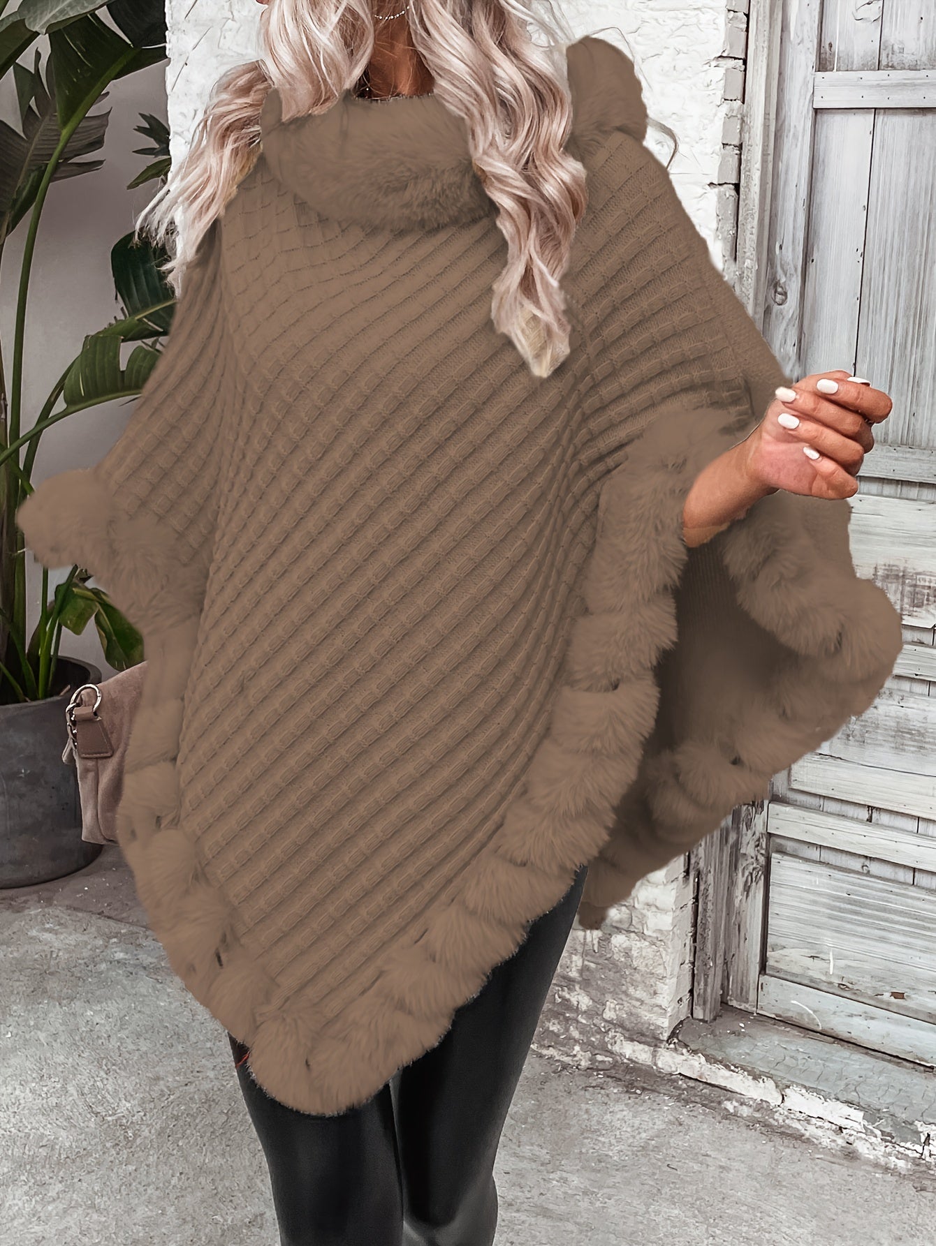 Poncho-pull chaud et stylé pour femmes avec col en fausse fourrure