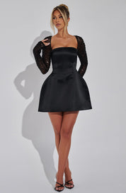 Satynowa mini sukienka koktajlowa z długimi błyszczącymi rękawami i odkrytymi plecami dla pań