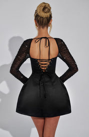 Satynowa mini sukienka koktajlowa z długimi błyszczącymi rękawami i odkrytymi plecami dla pań