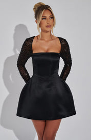 Satynowa mini sukienka koktajlowa z długimi błyszczącymi rękawami i odkrytymi plecami dla pań