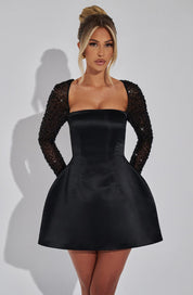 Satynowa mini sukienka koktajlowa z długimi błyszczącymi rękawami i odkrytymi plecami dla pań