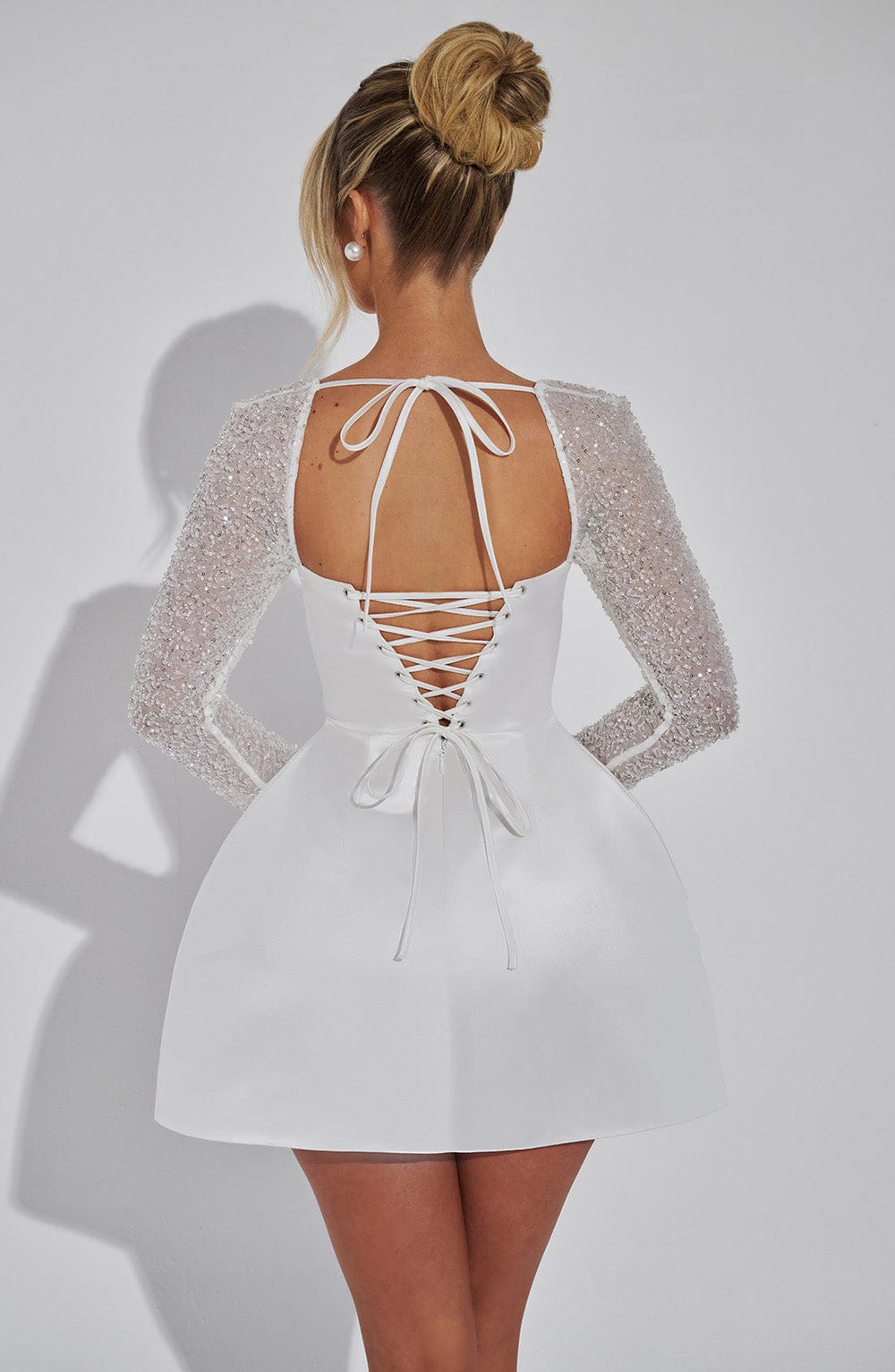 Satynowa mini sukienka koktajlowa z długimi błyszczącymi rękawami i odkrytymi plecami dla pań