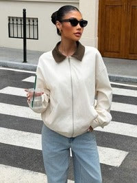 Veste robuste pour femme, crème, avec col marron et épaules tombantes