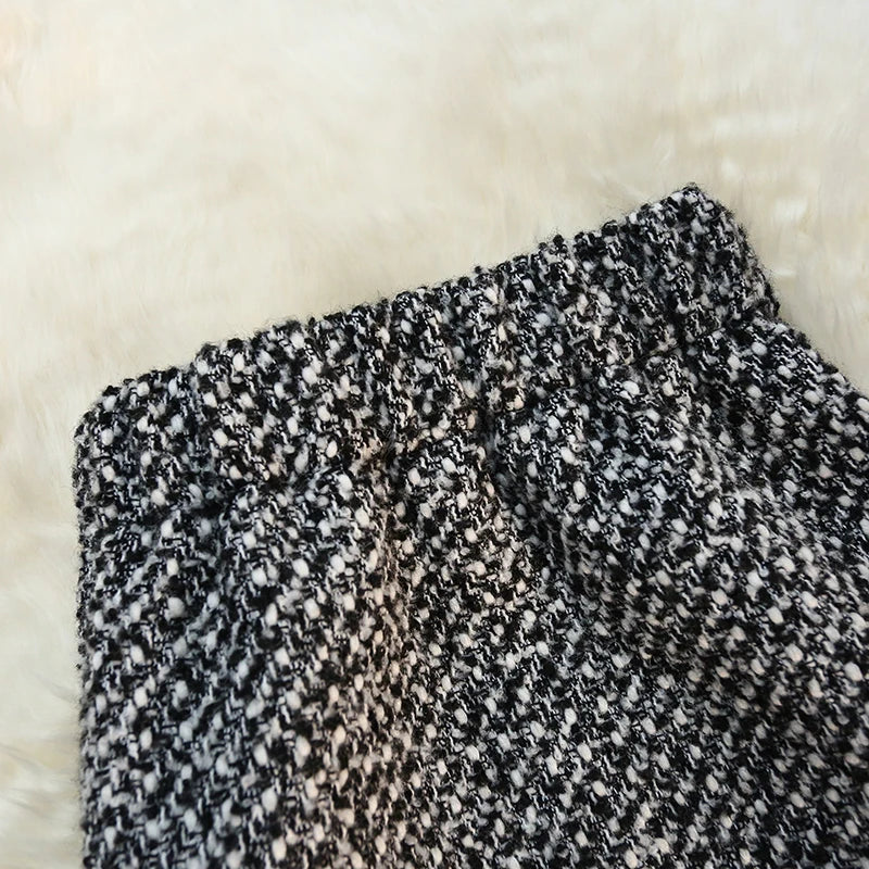 Jupe midi douce gris foncé pour femmes avec fente et détails à boutons