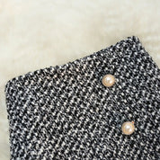 Jupe midi douce gris foncé pour femmes avec fente et détails à boutons