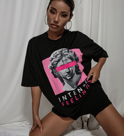 Stylowy oversize'owy damski T-shirt z artystycznym nadrukiem