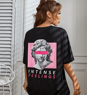 Stylowy oversize'owy damski T-shirt z artystycznym nadrukiem