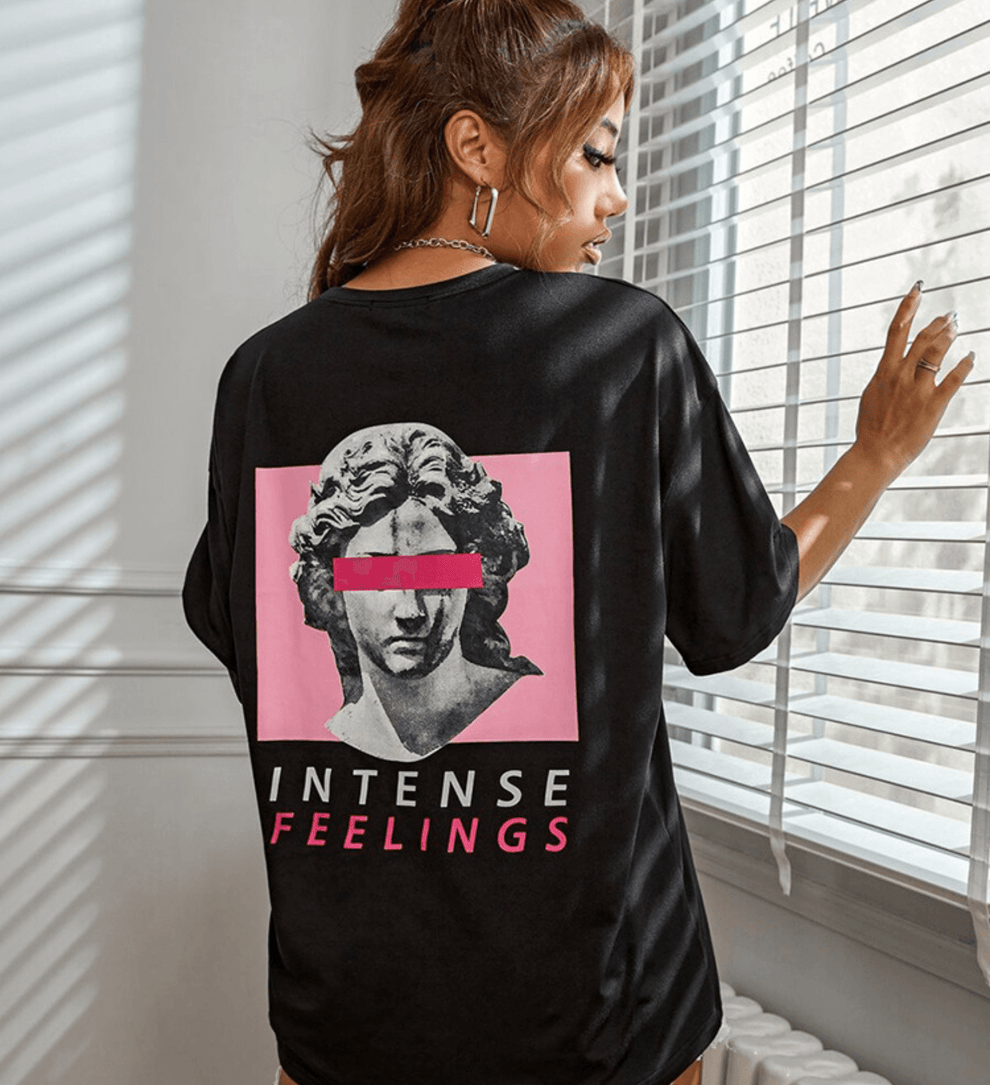 Stylowy oversize'owy damski T-shirt z artystycznym nadrukiem