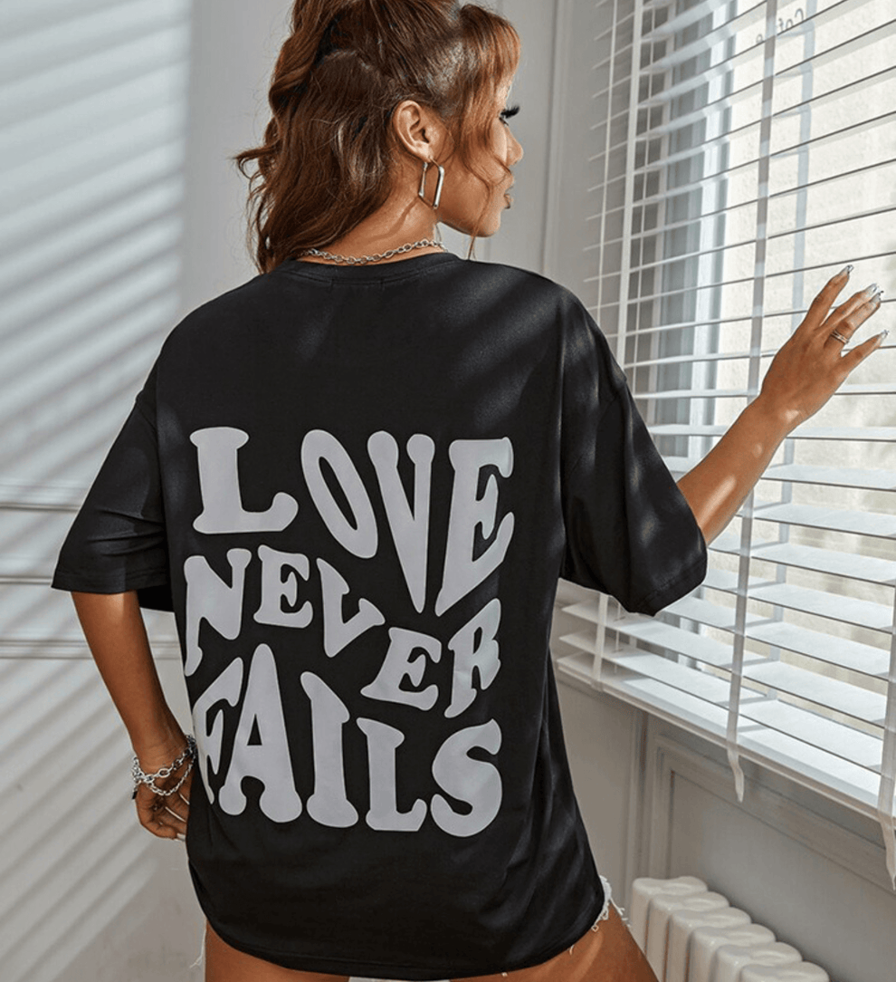 T-shirt noir oversize tendance pour femmes avec imprimé statement